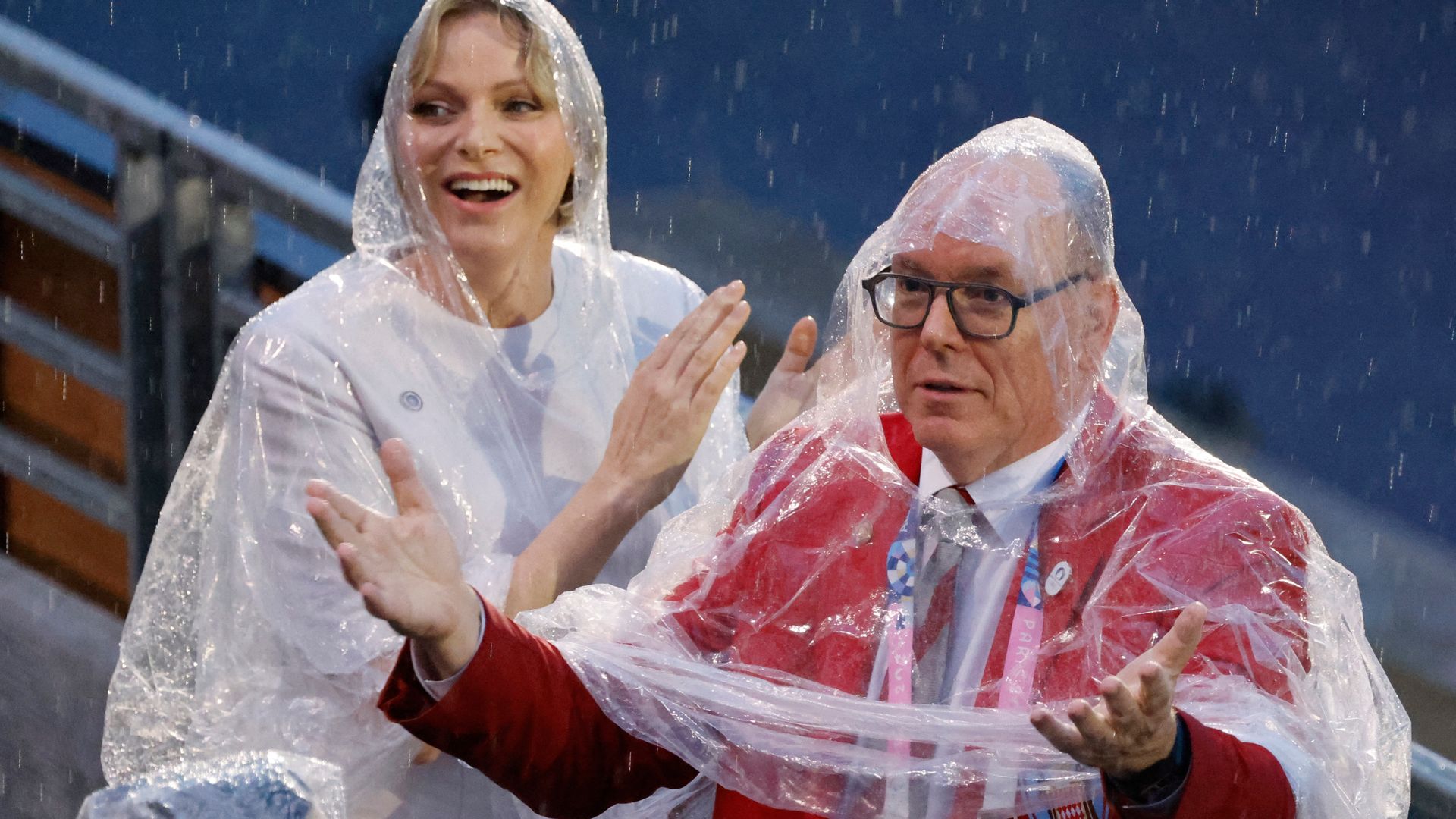 Fürst Albert II. von Monaco (R) und Fürstin Charlene von Monaco nehmen am 26. Juli 2024 an der Eröffnungszeremonie der Olympischen Spiele 2024 in Paris teil.