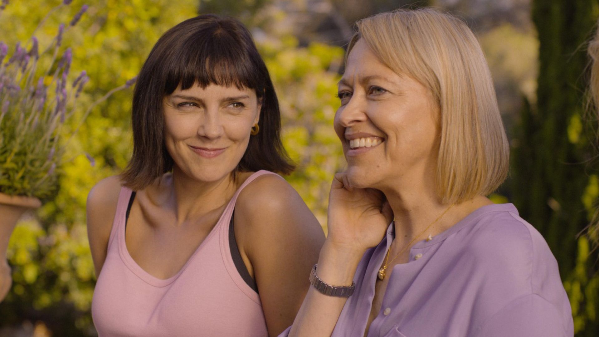 Nina (ANNABEL SCHOLEY); Hannah (NICOLA SCHOLEY) in The Split Barcelona