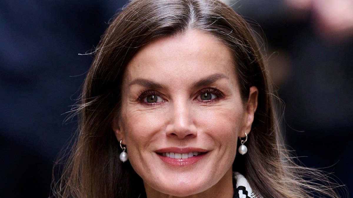 Queen Letizia could be a Hollywood star in fitted velvet suit and ...