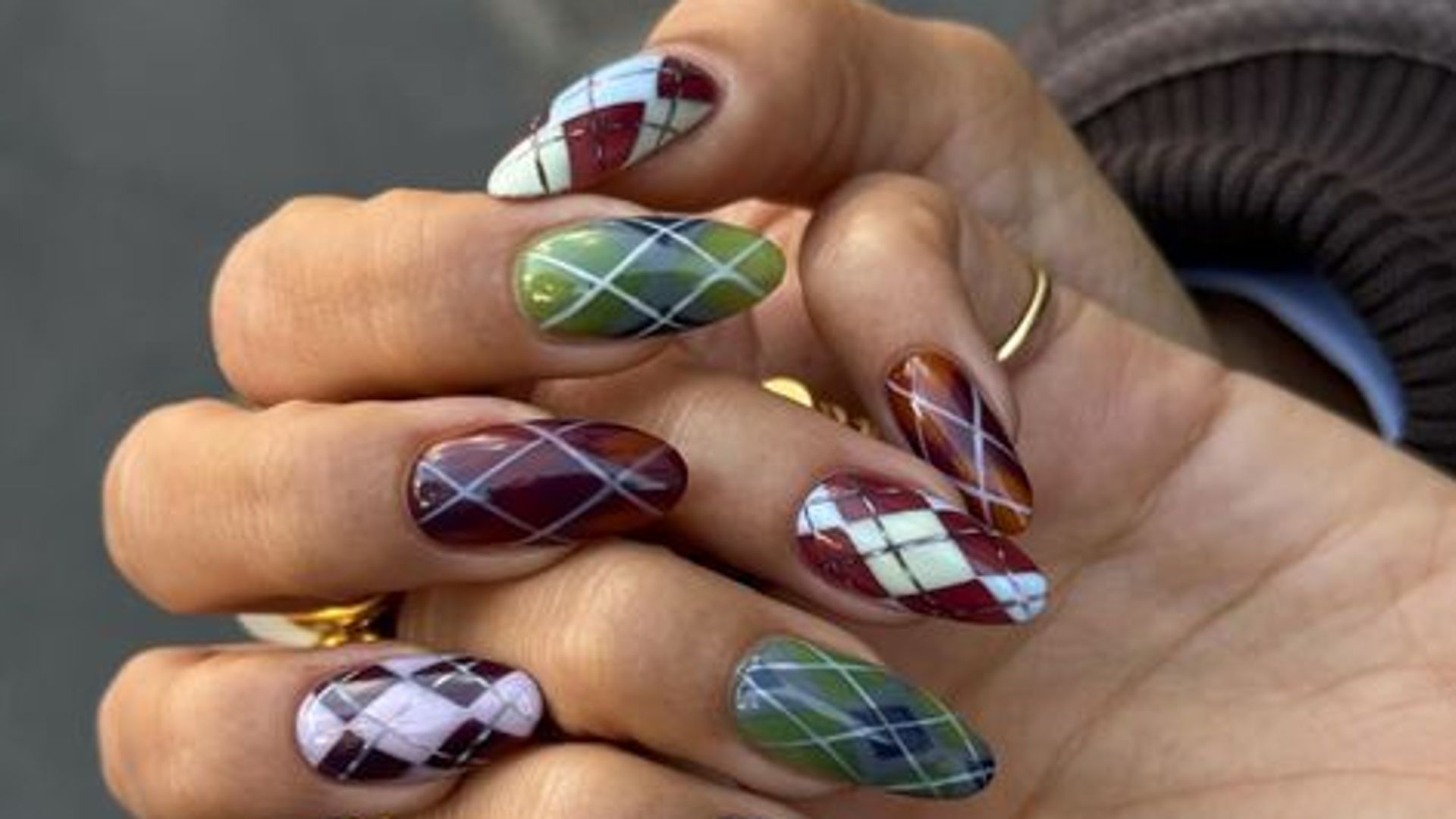 chummy nails burgundy brown