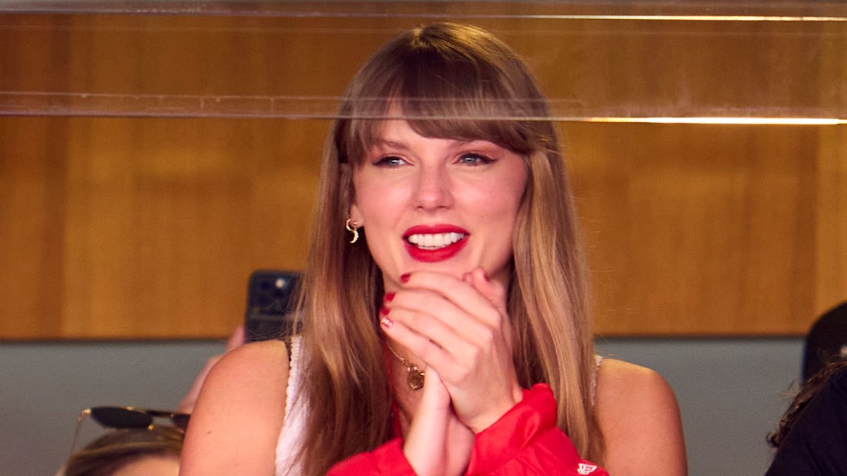 Taylor Swift Cheers on Travis Kelce in Chiefs Jacket & Prada Boots –  Footwear News