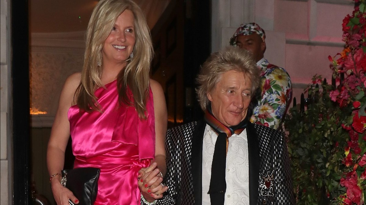 Loose Women's Penny Lancaster and Rod Stewart snapped enjoying the sun ...