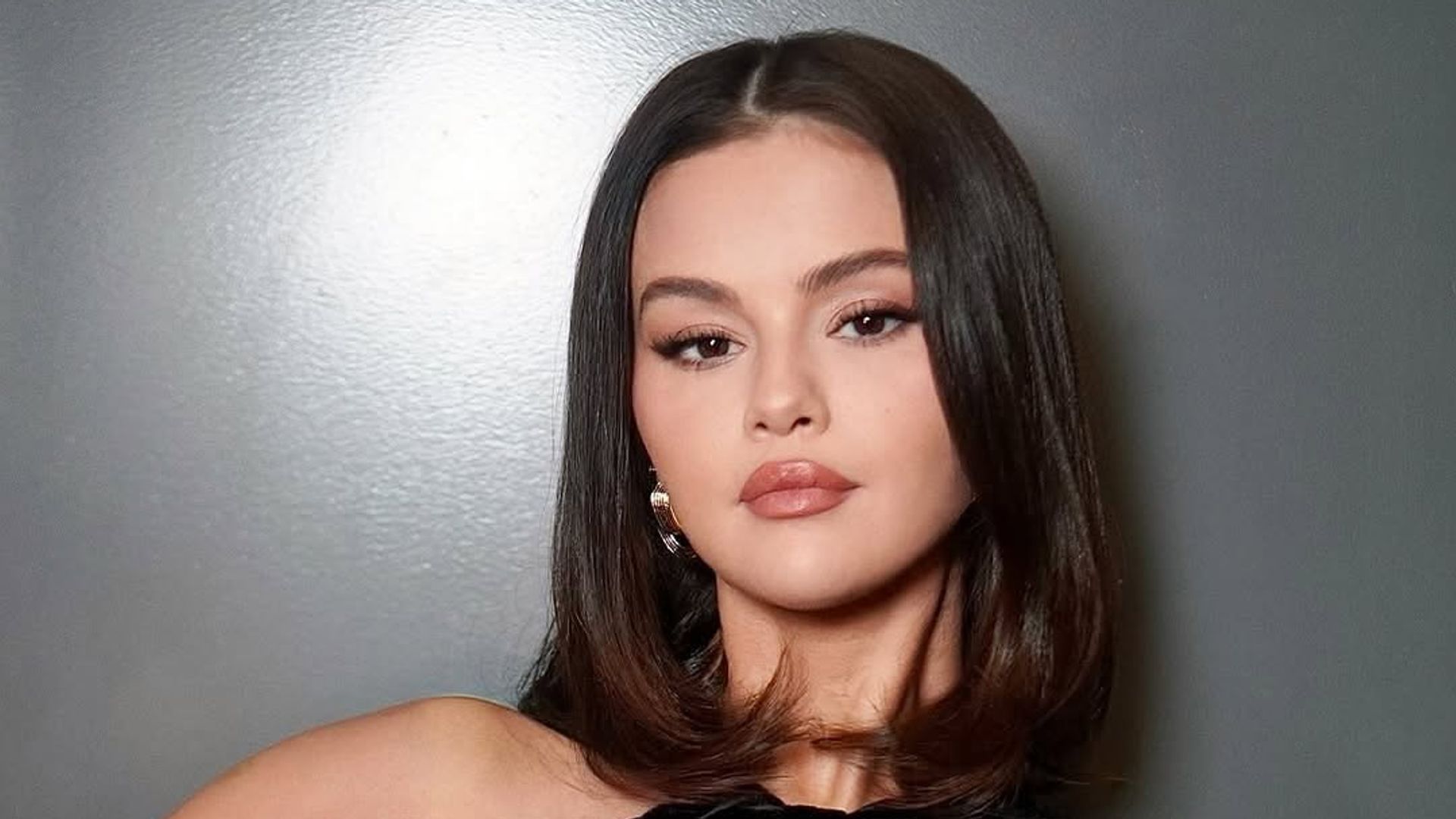 Selena Gomez in a black dress and lilac nails 