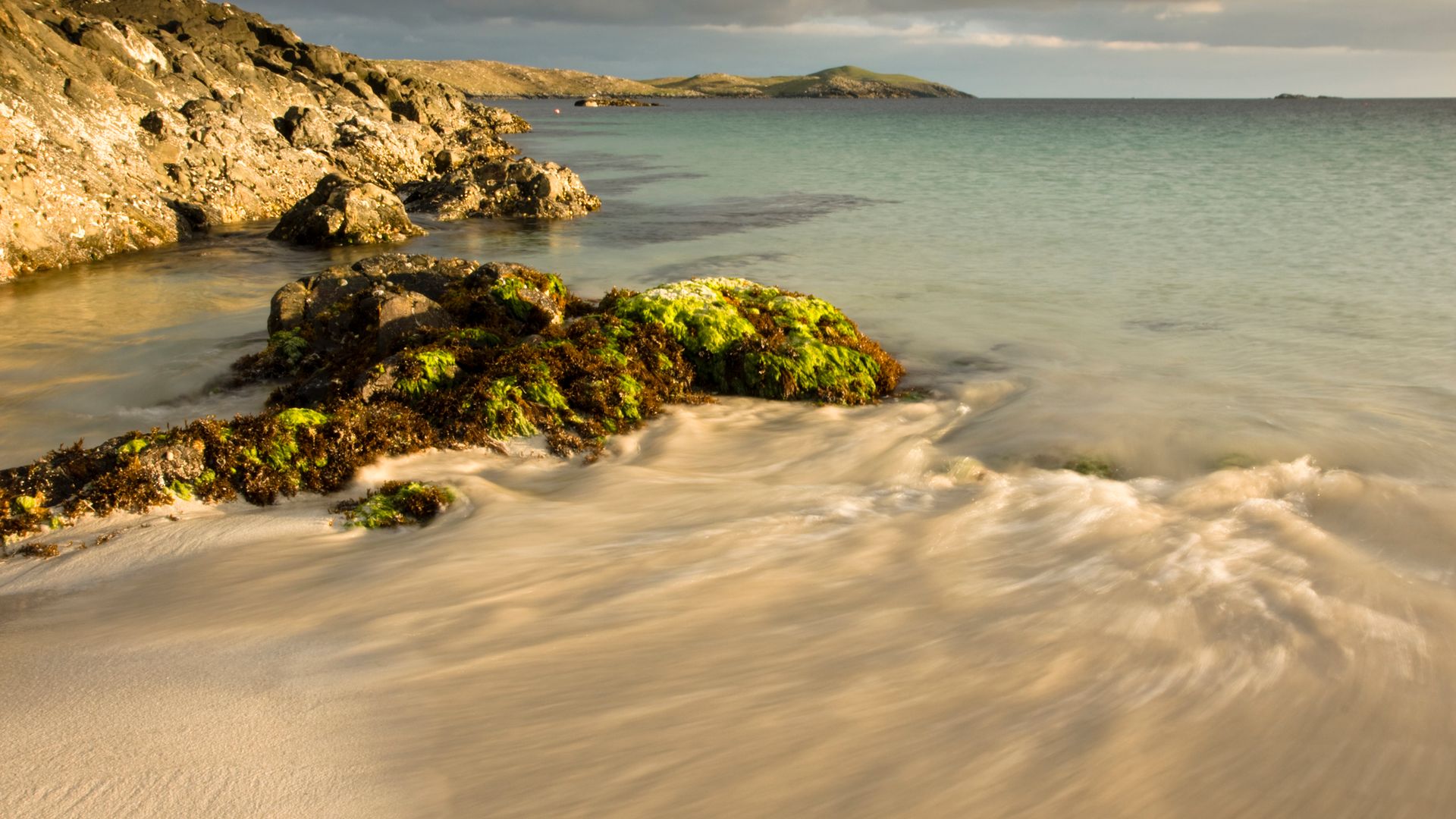 Meal beach and waves at Trondra