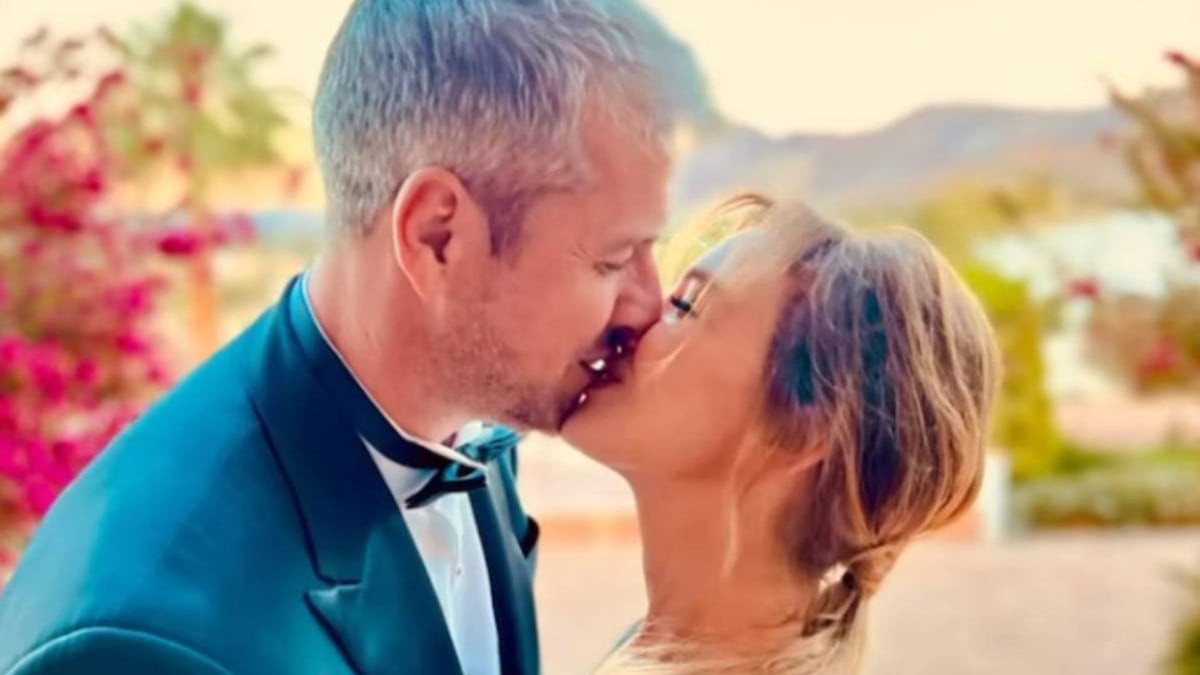 Ant Anstead makes public declaration of love for 'smoking hot' girlfriend Renee Zellweger