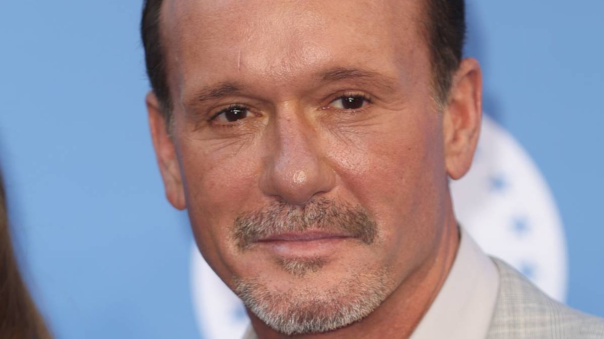 tim mcgraw suffers fall during time away from home