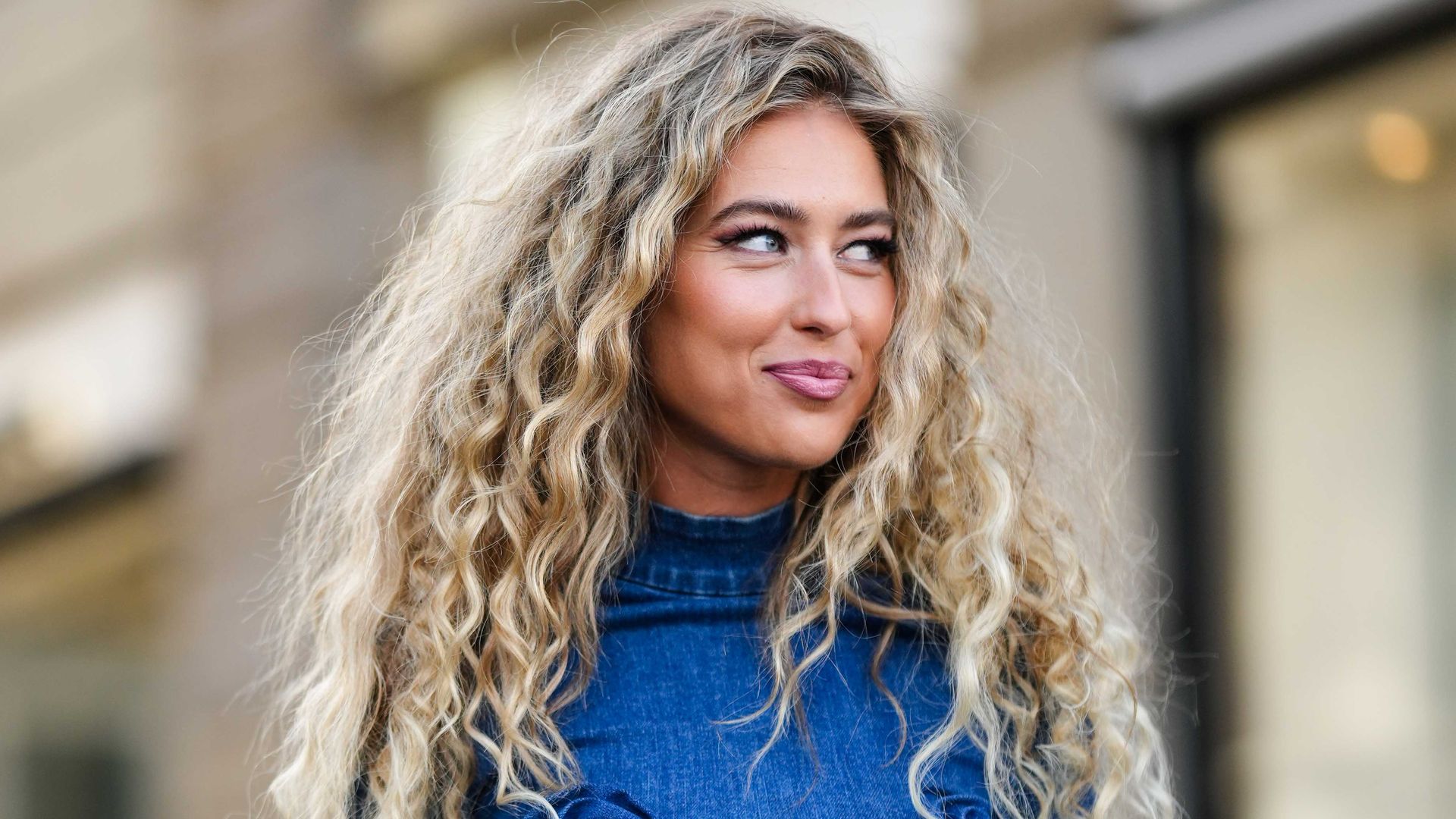 Emili Sindlev curly blonde hair highlights