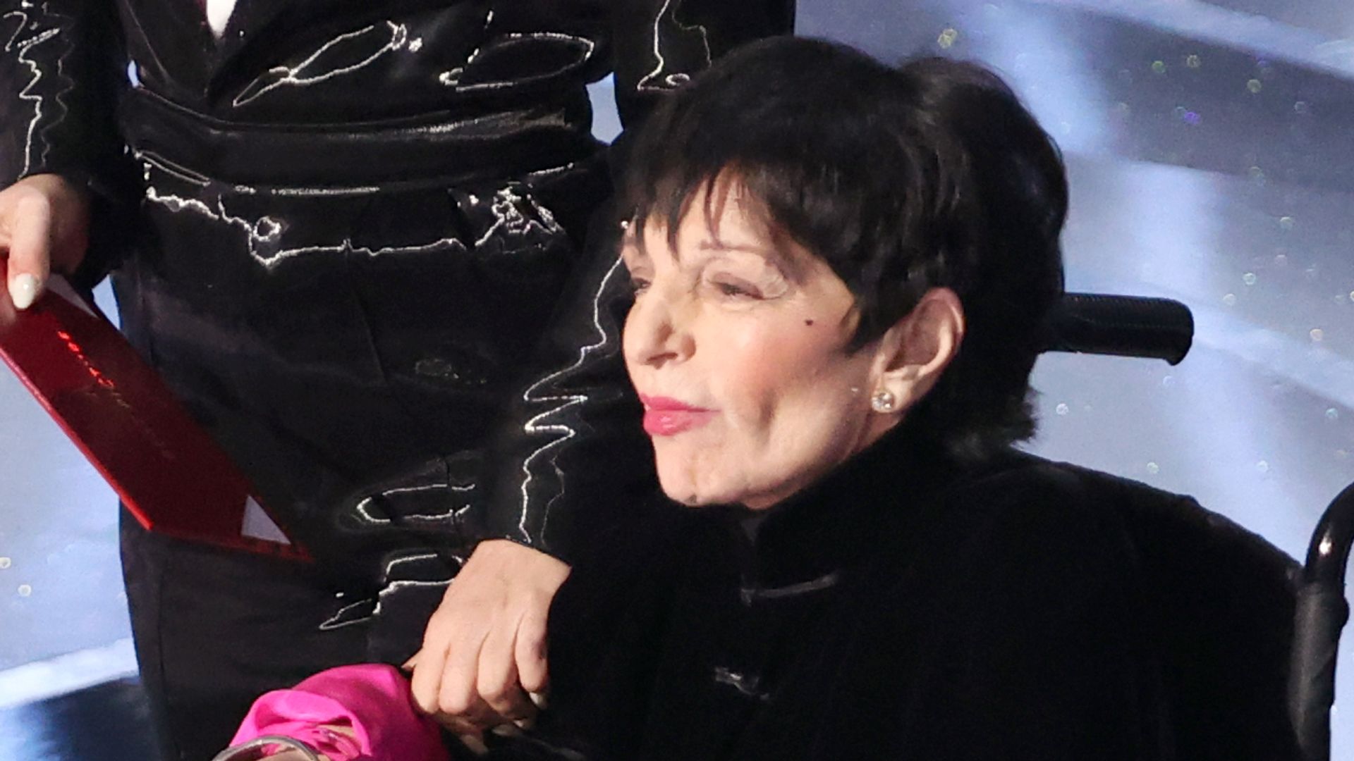 Liza Minnelli, 79, makes rare stage appearance on a velvet throne — watch