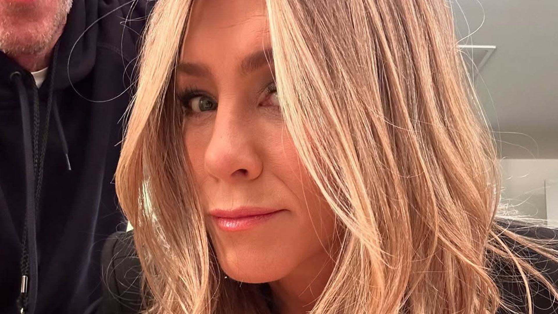 jen aniston hairstyle lolavie on instagram