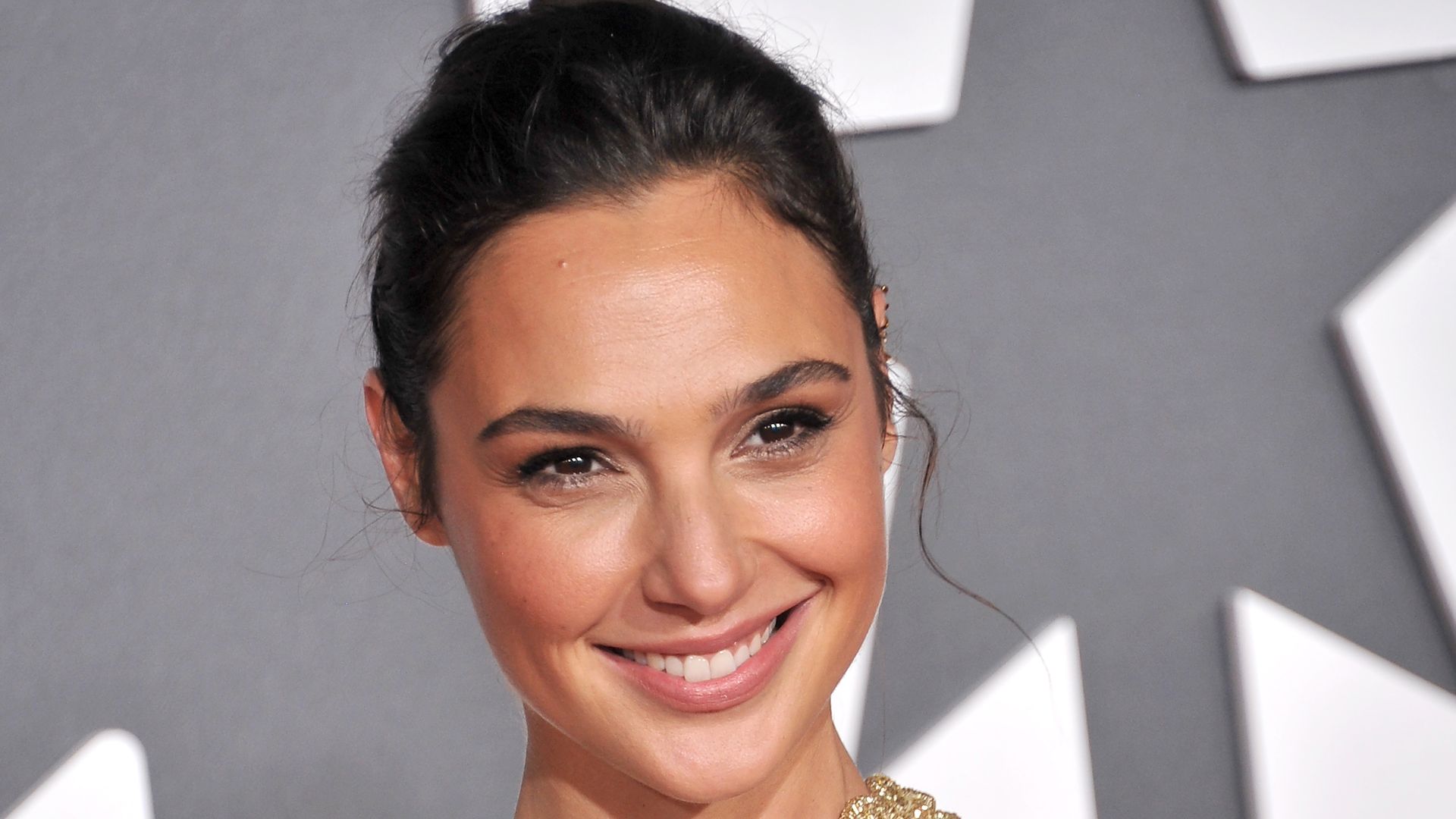 Gal Gadot soaks up the sun donning high-cut swimsuit in glowing ...