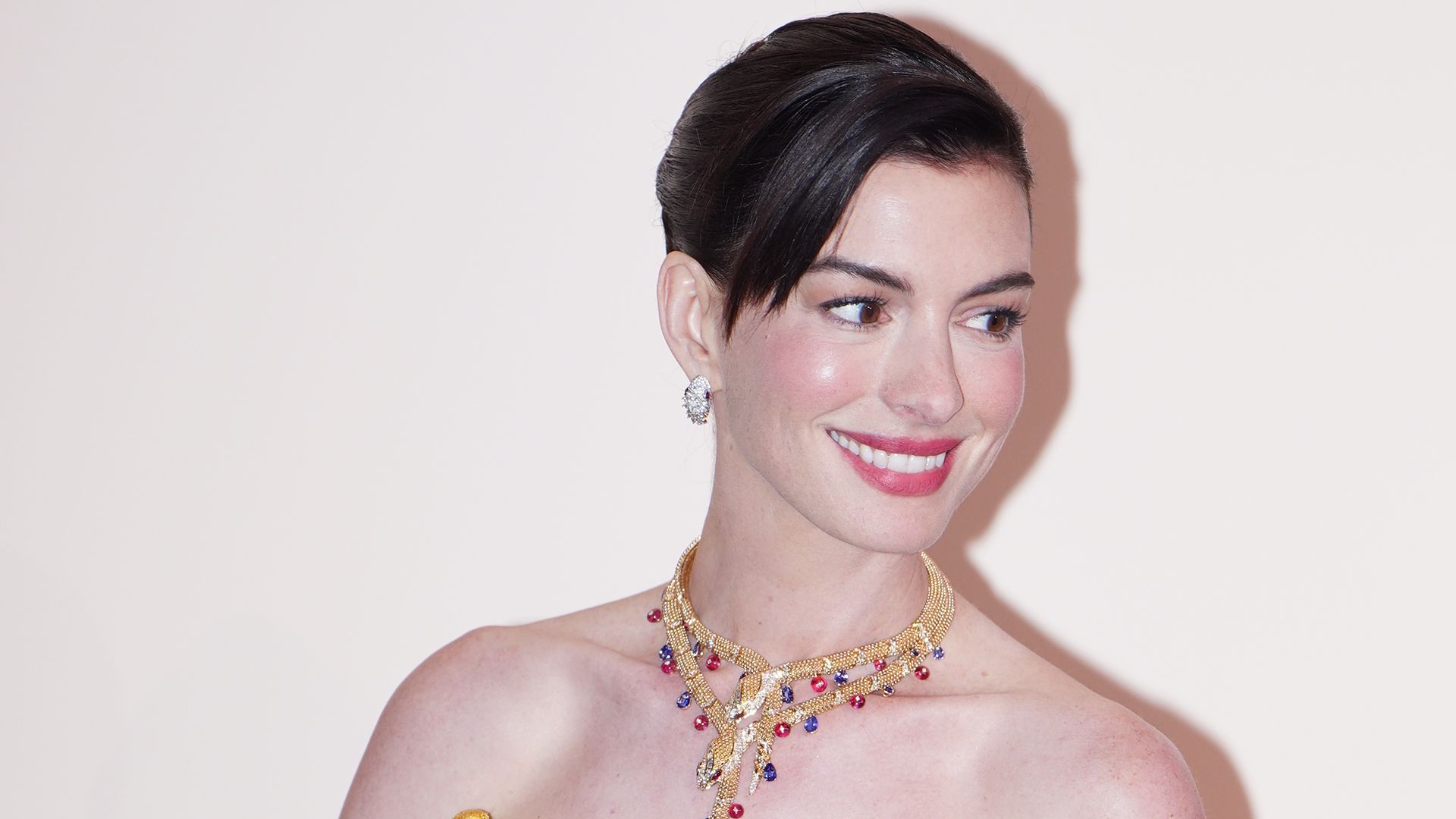 Anne Hathaway looks like a real life Oscar in breathtaking sculpted gown