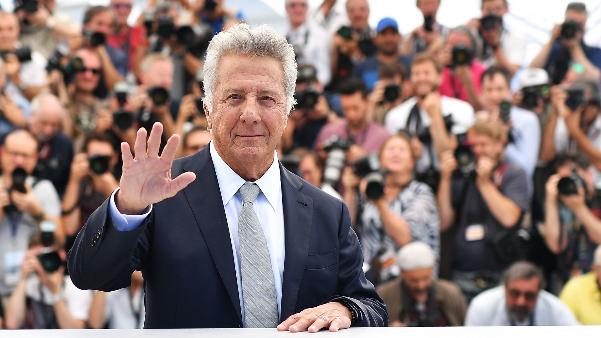 Dustin Hoffman waves at film premiere