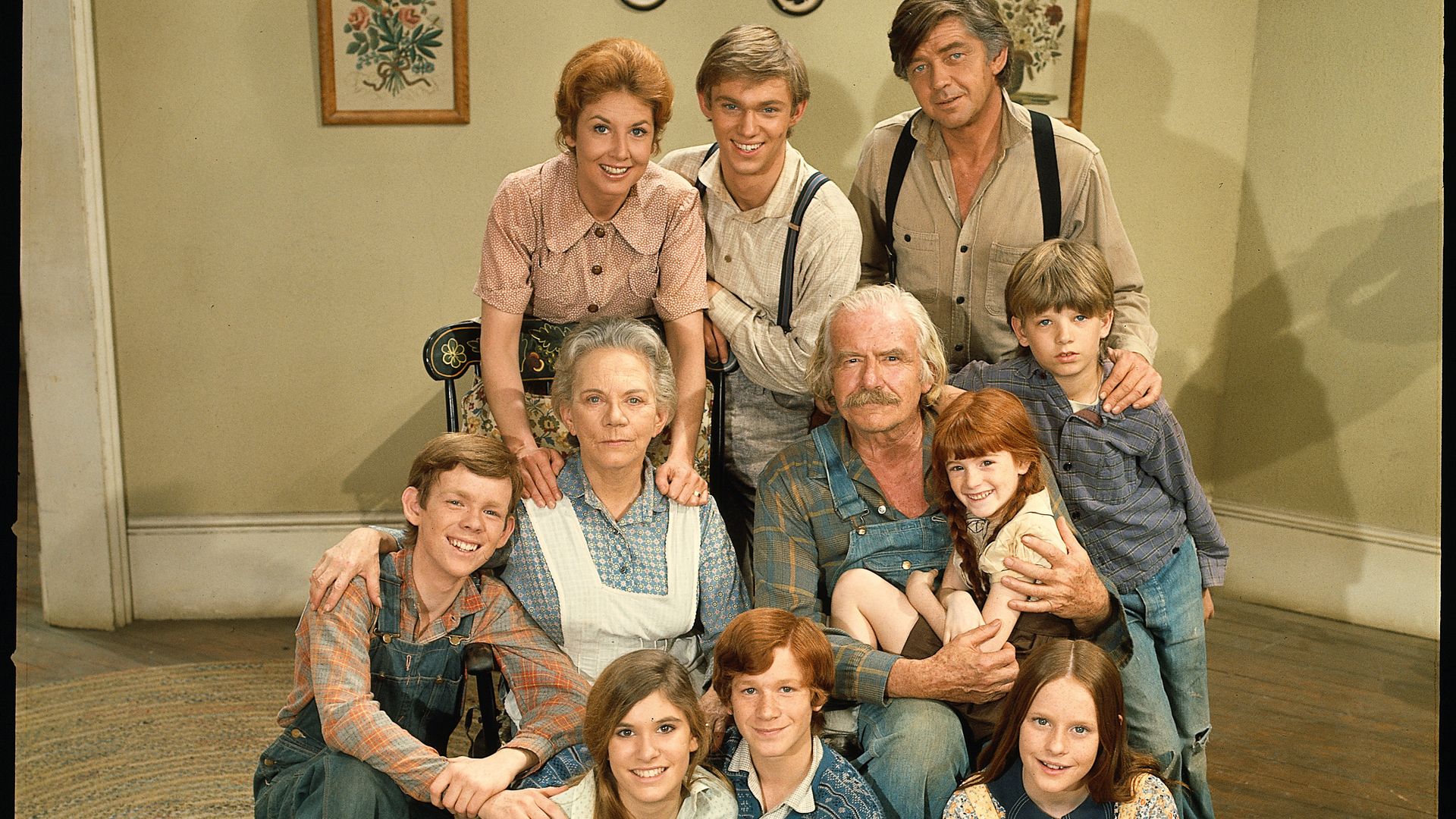 The cast of the hit television series 'The Waltons' poses for a promotional photo, 1972. L-R: (back row) Michael Learned, Richard Thomas and Ralph Waite; (center row) Jon Walmsley, Ellen Corby, Will Geer, Kami Cotler and David W. Harper; (bottom row) Judy Norton Taylor, Eric Scott and Elizabeth McDonough