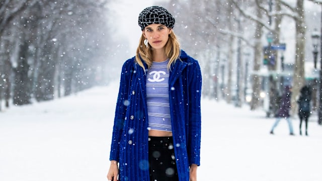 Veronika Heilbrunner  royal blue coat over a casual tee and black pants makes for a vibrant snow-day look. Paired with a trendy headpiece and minimal accessories, it’s a great way to add color to a snowy scene while keeping things casual and chic.