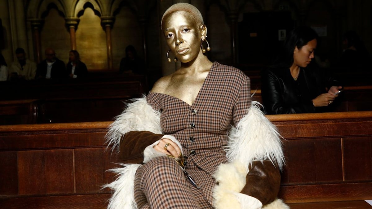 Yes, Doja Cat just painted herself gold at Paris Fashion Week's A.W.A.K.E Mode SS23 show HELLO!