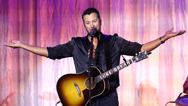 luke bryan with guitar