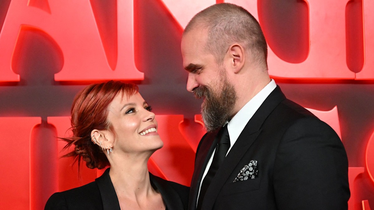 Lily Allen comments on Christmas 'alone' amid David Harbour split reports