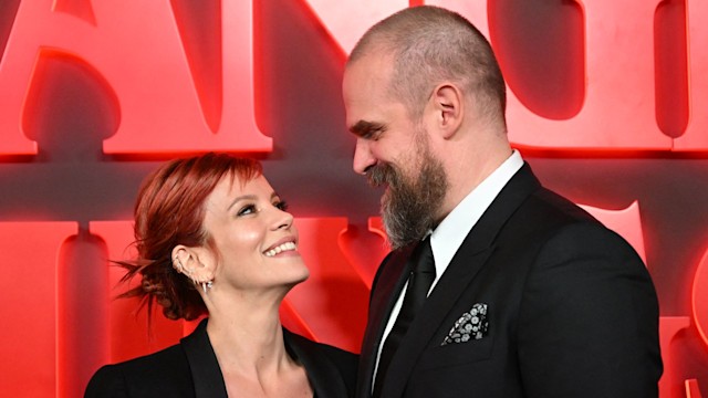  Lily Allen and US actor David Harbour pose on the red carpet upon arrival to attend the West End world premiere of "Stranger Things: The Last Shadow