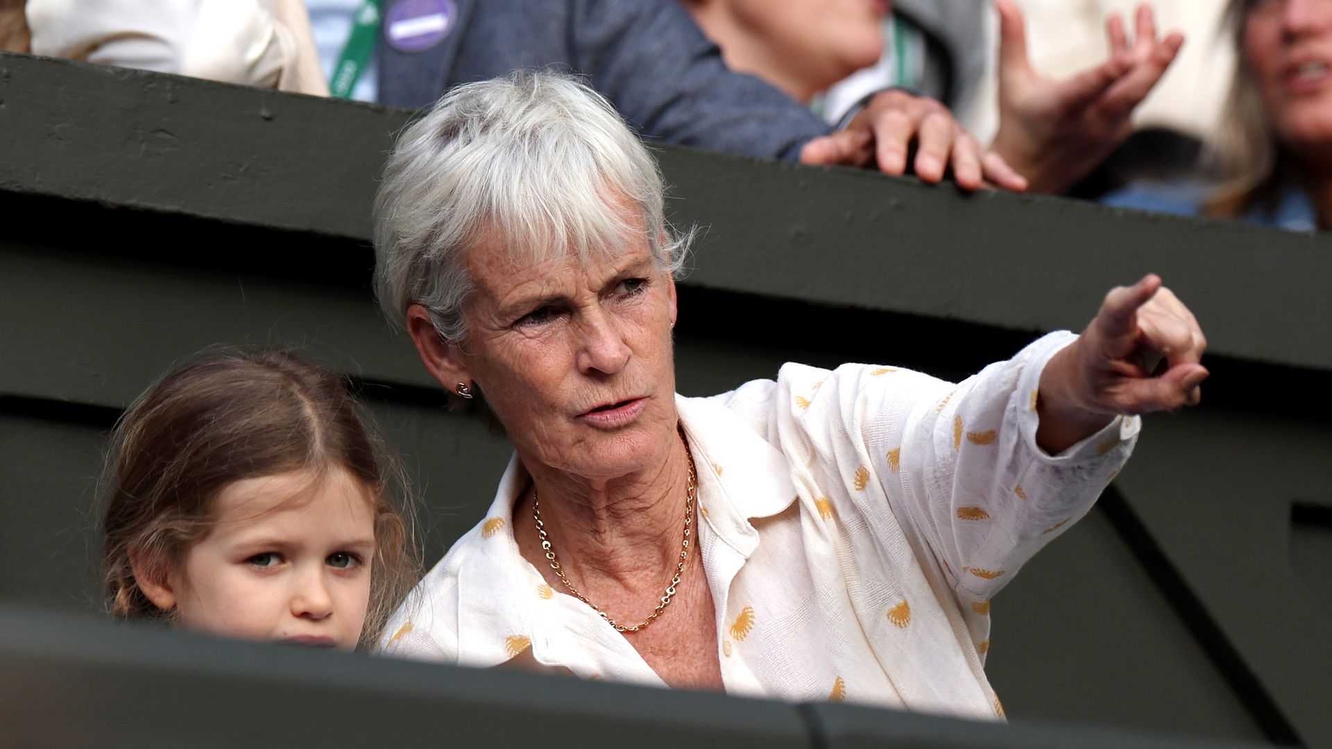 Judy Murray pointing at the distance with a young girl