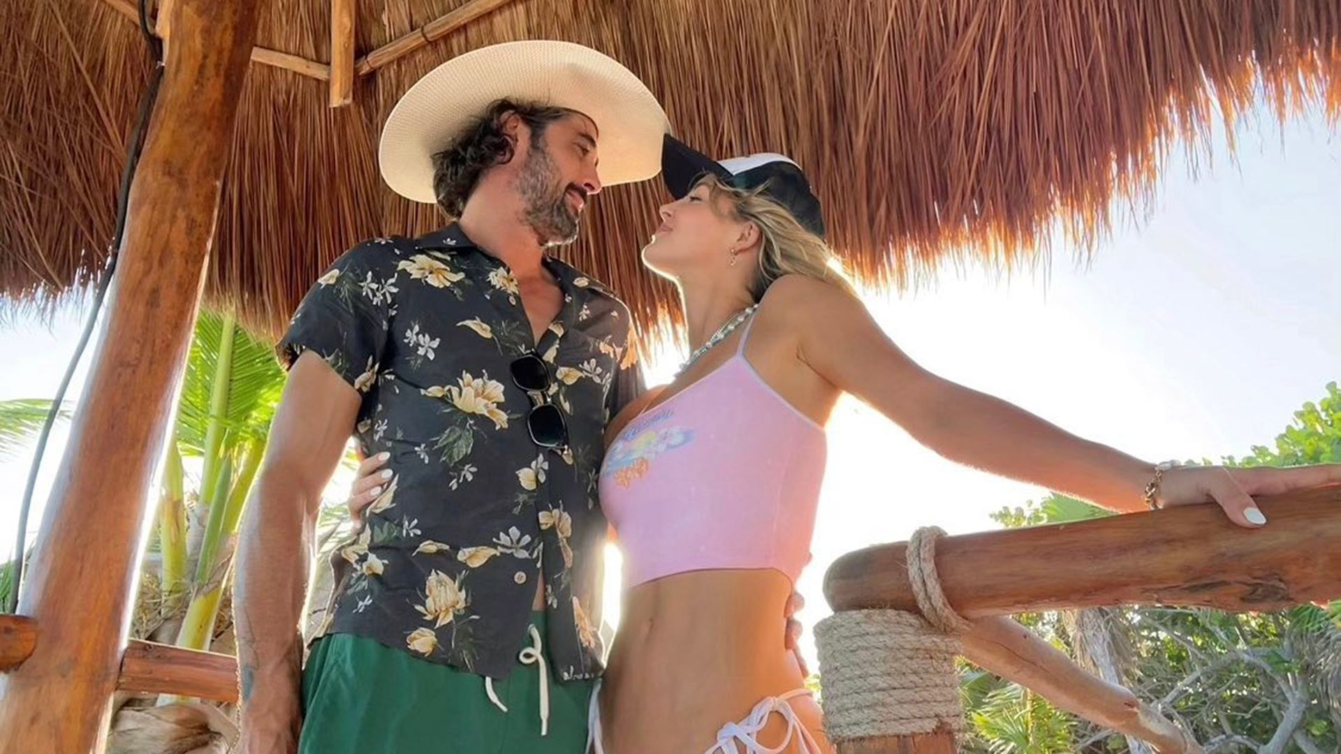 Ryan Bingham and Hassie Harrison cuddled up at the beach