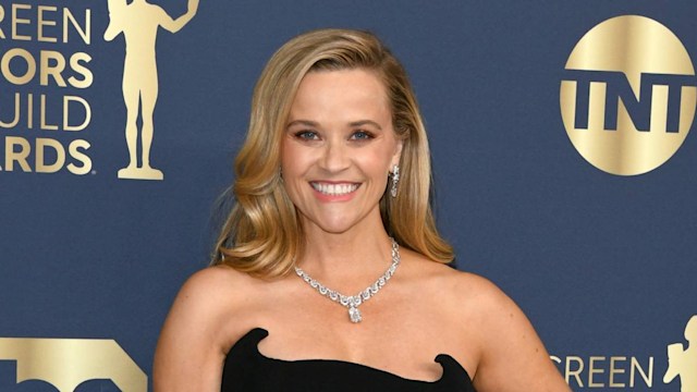 reese witherspoon swimsuit beachside photo