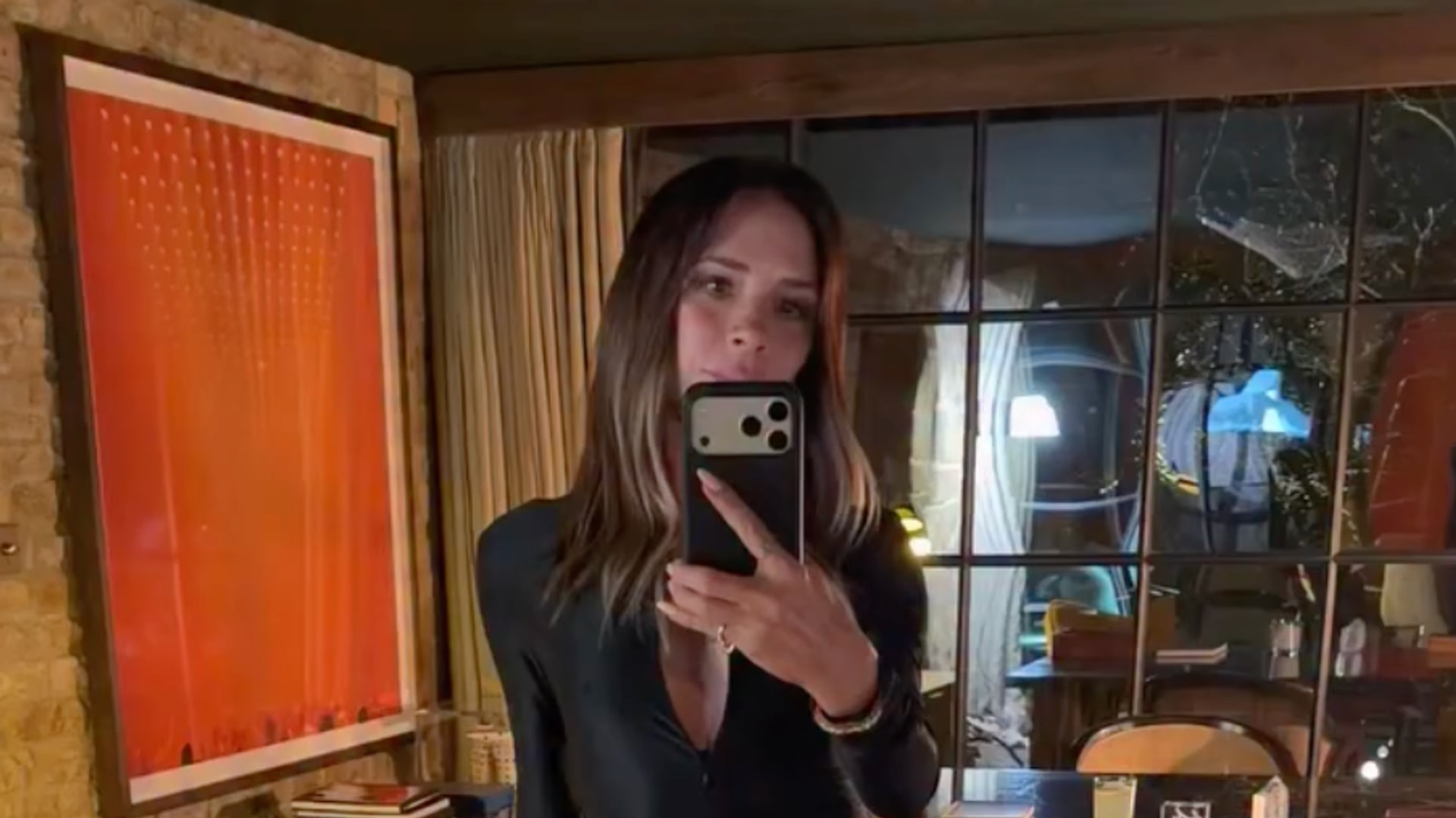 victoria beckham mirror selfie