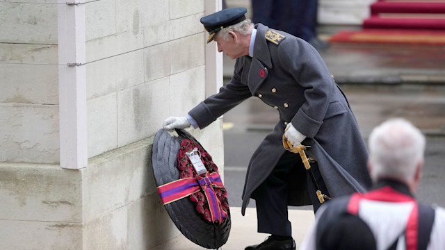 King lays wreath at Cenotaph