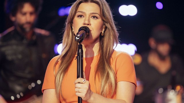 Kelly Clarkson in The Kelly Clarkson Show studios 