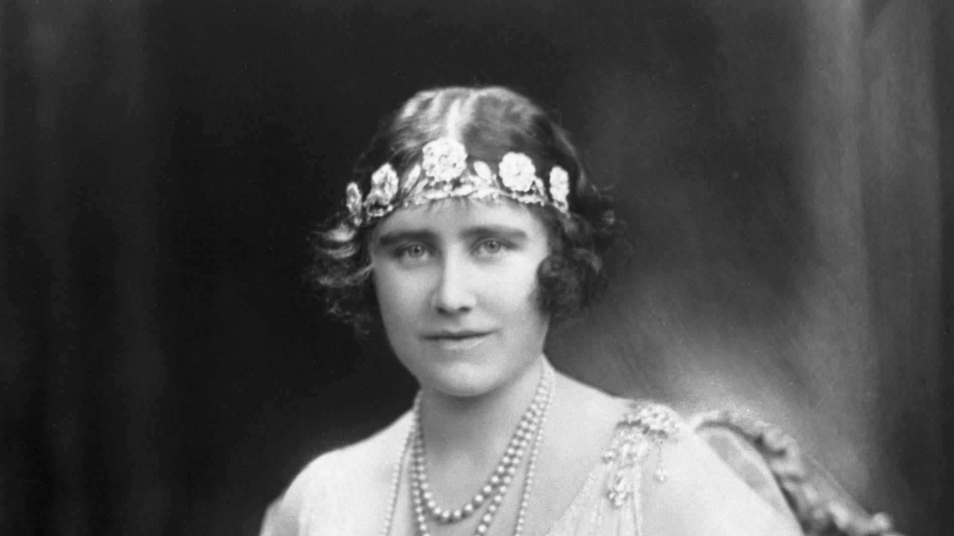 Queen Mother wearing the Strathmore Rose tiara, 1926