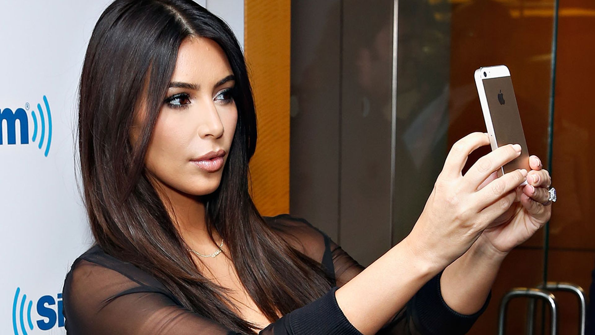 kim kardashian taking selfies