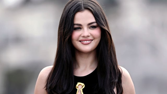 selena gomez long locks in london 