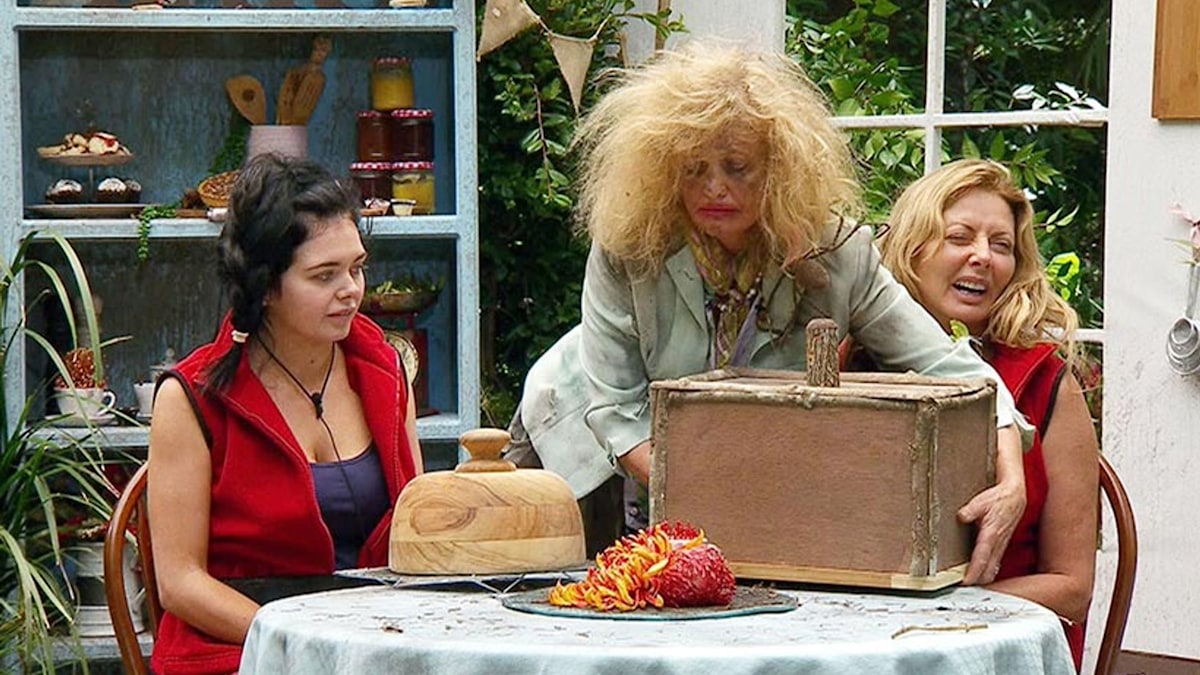 Im A Celebrity Stars Scarlett Moffatt And Carol Vorderman Take On Bake Off Trial Hello 8996