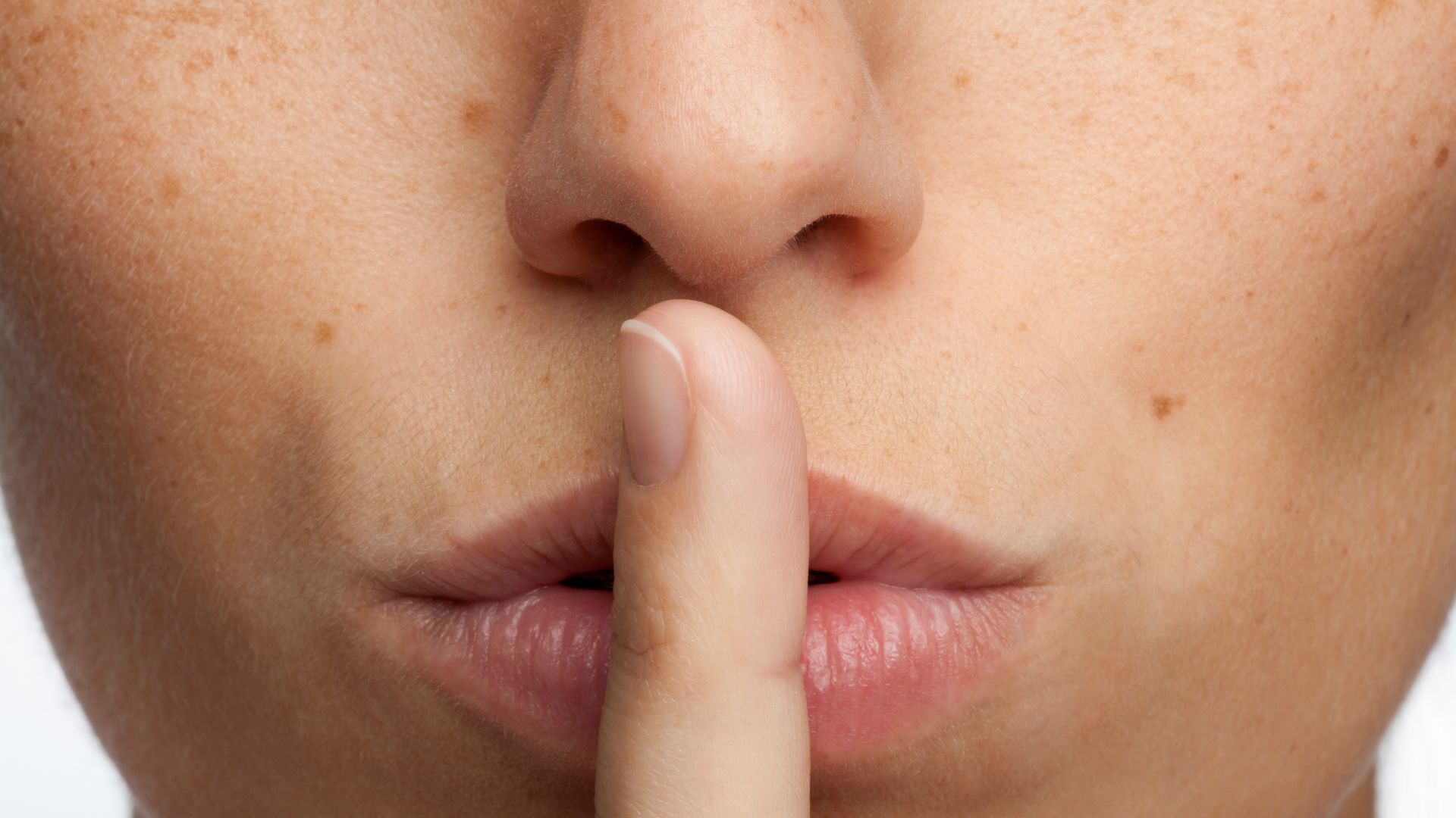 Natural Beauty tenant son doigt devant sa bouche. Chut !