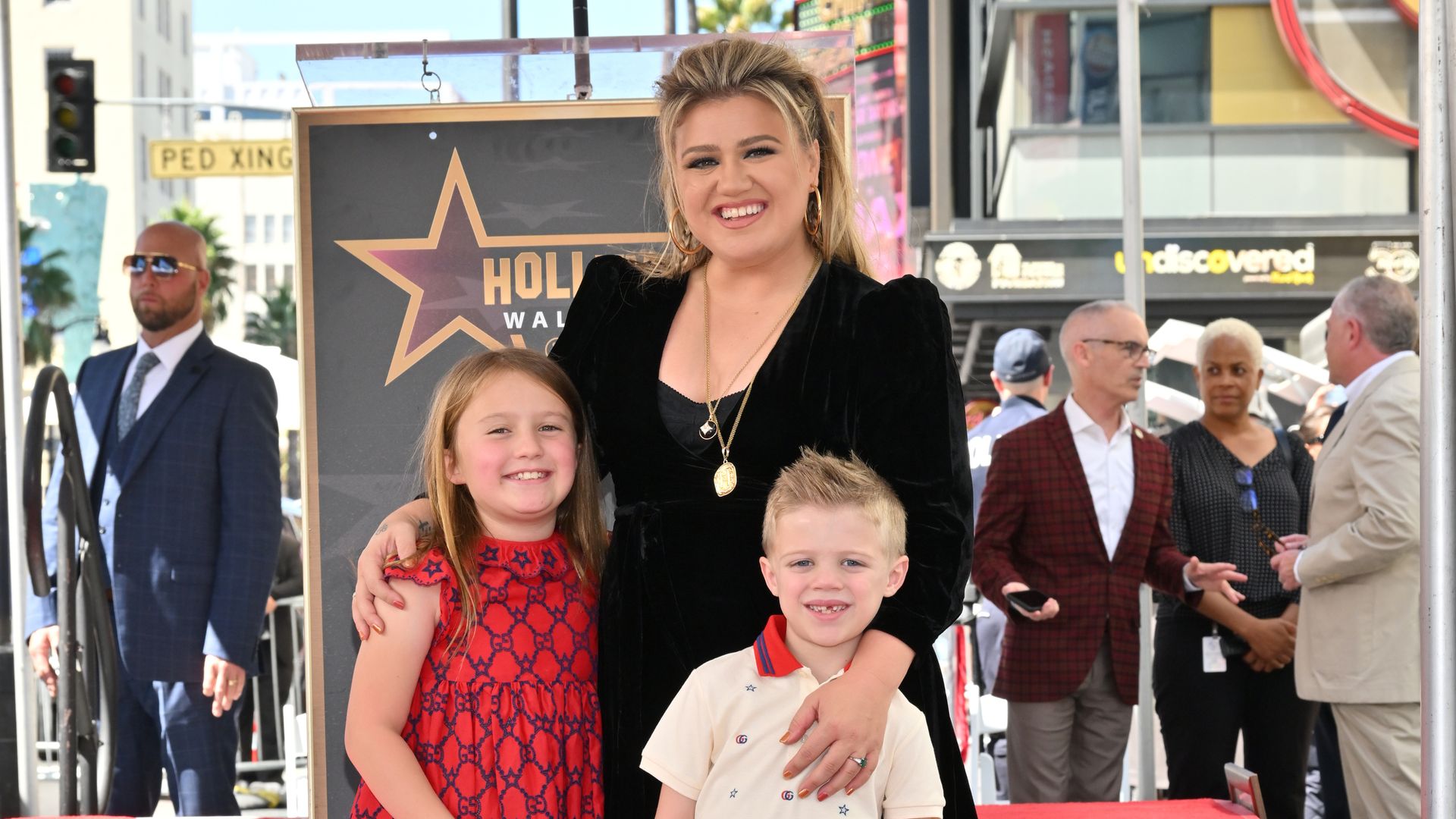 kelly clarkson arm around two children hollywood walk of fame 