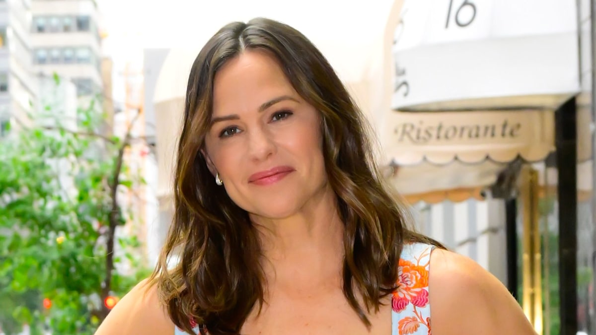 Jennifer Garner gives rare insight into mom life with her 3 children in telling home video