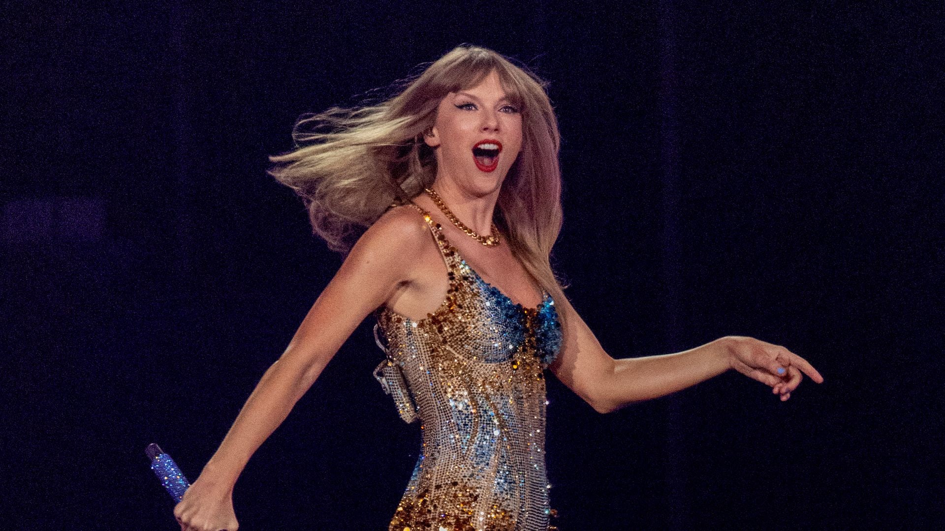 Taylor Swift suffers awkward wardrobe malfunction live on stage – and you  won't believe what she did