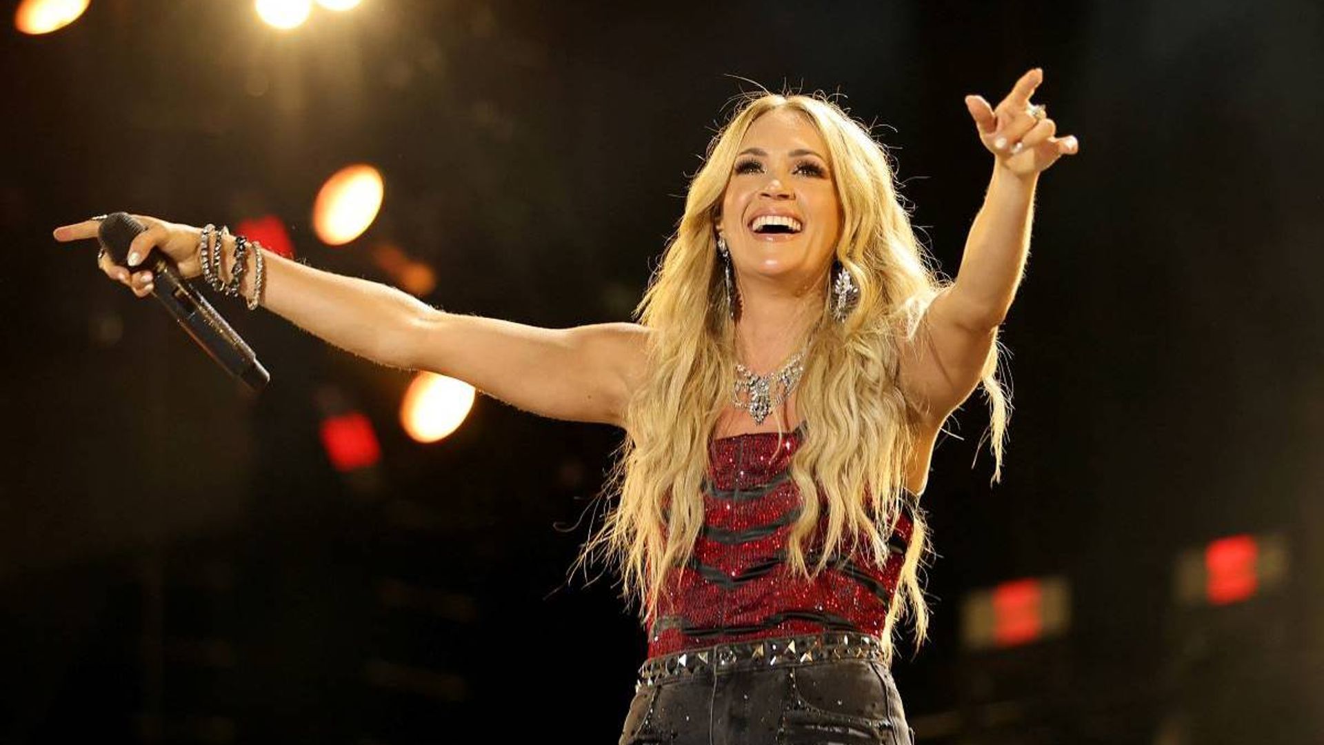 Watch Carrie Underwood Sing 'I Will Always Love You