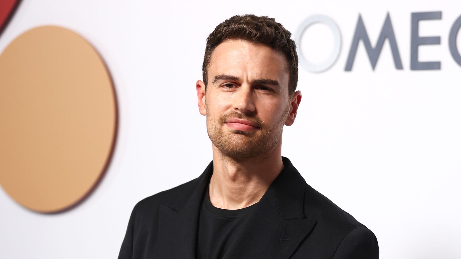 Netflix’s ‘gritty’ and ‘sexy’ crime drama proves that Theo James should be the next James Bond