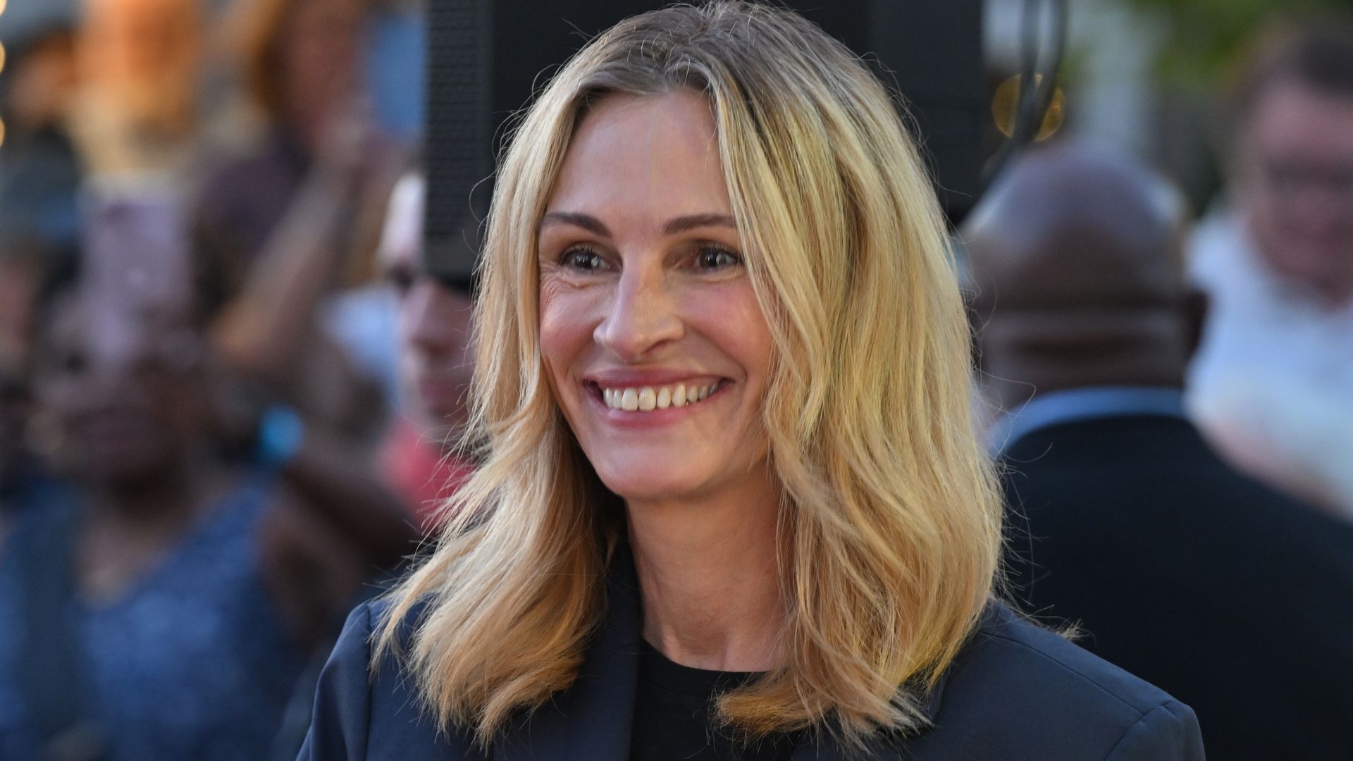 Julia Roberts mimics Pamela Anderson with rare makeup-free appearance