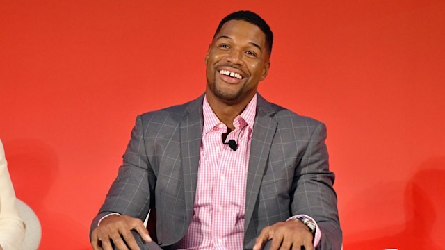 michael strahan hands on knees