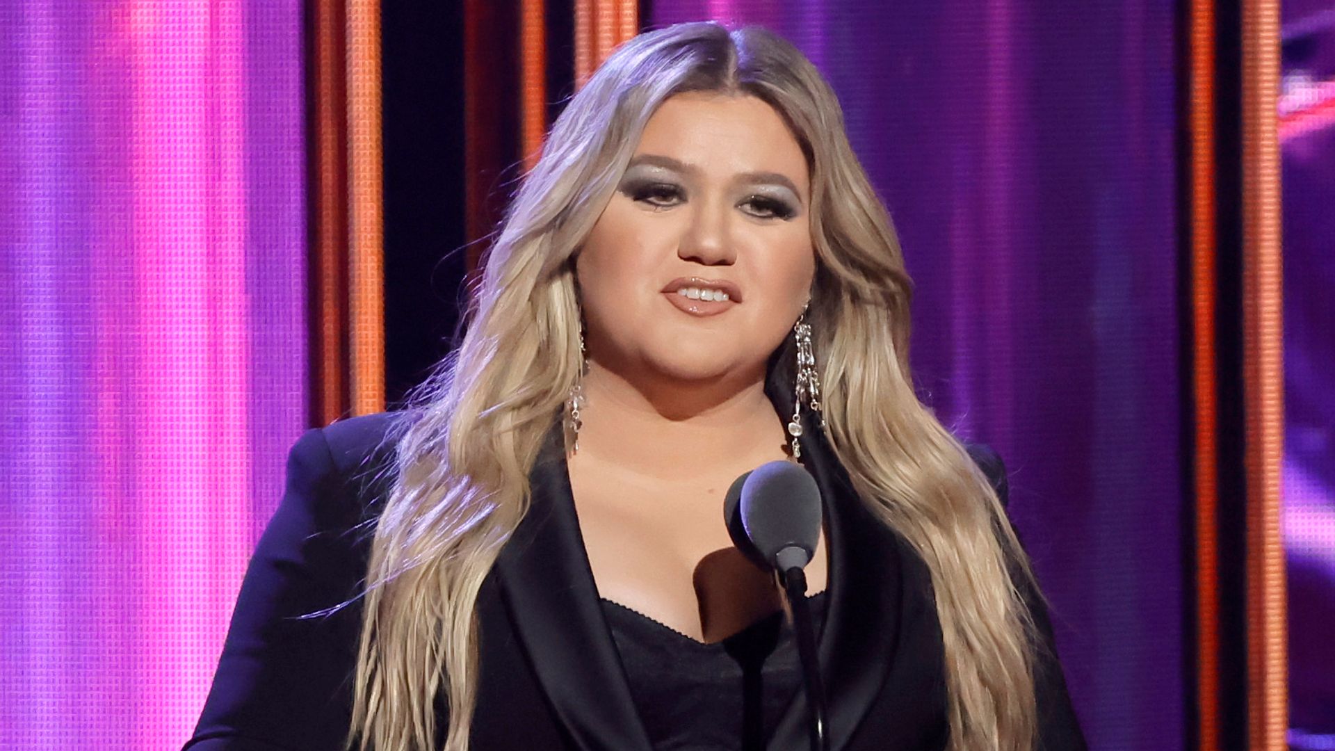  Kelly Clarkson onstage at the 2023 iHeartRadio Music Awards 