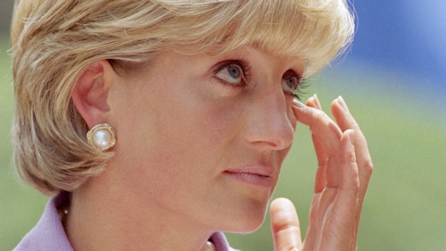 Diana, The Princess Of Wales Visits Washington, Usa.Anti-Landmines Speech At The Red Cross Headquarters wearing purple blazer and pearls