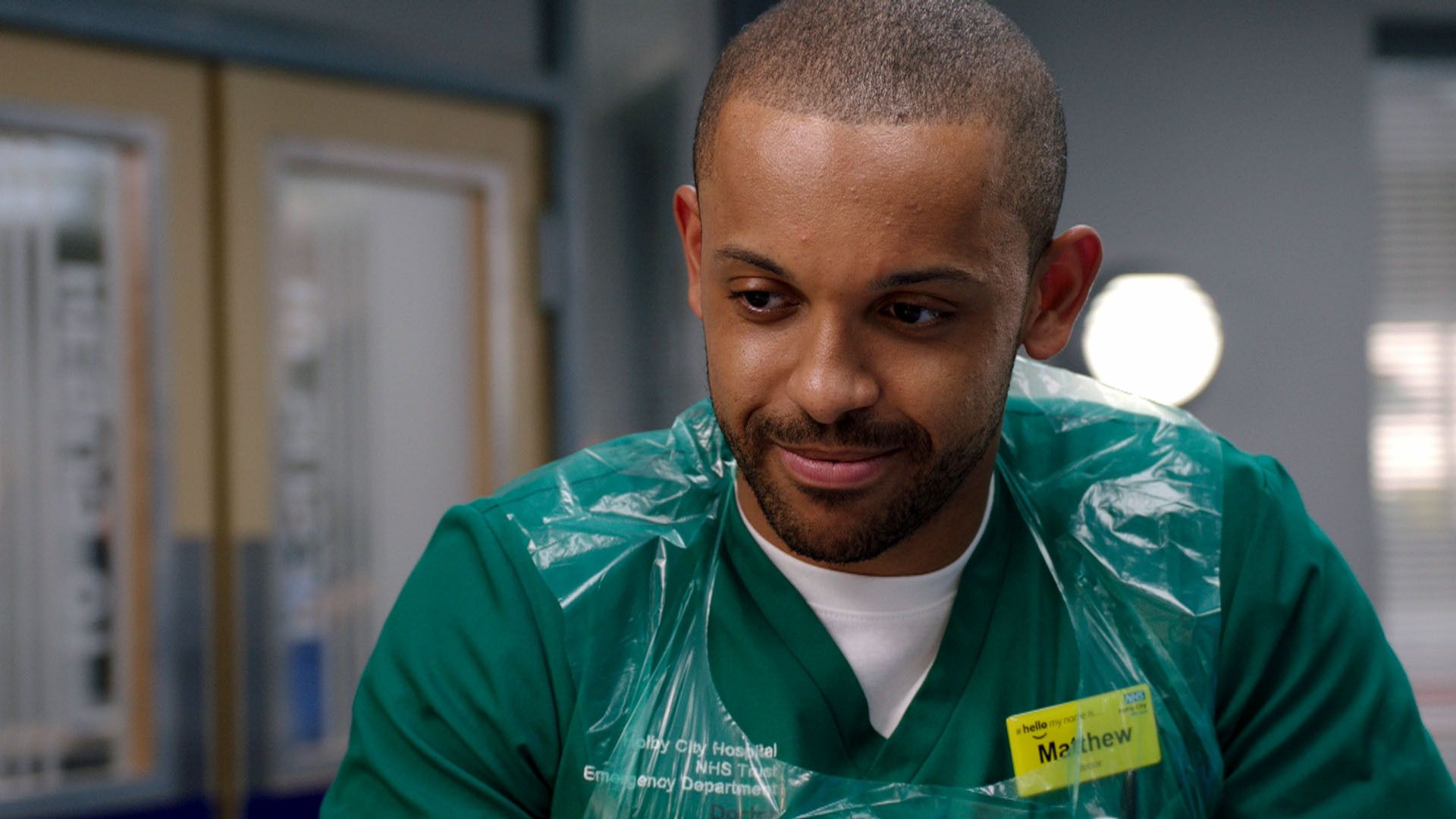 Aron Julius dans une image fixe de Casualty
