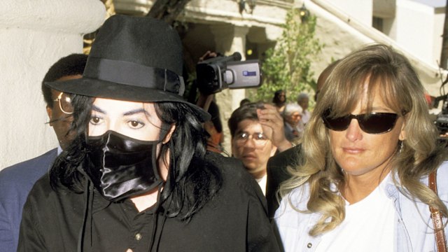 michael jackson and debbie rowe walking through crowds