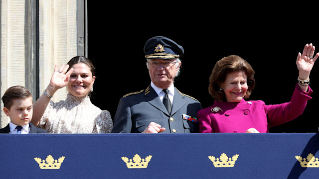 Prince Oscar, Crown Princess Victoria, King Carl Gustaf and Queen Silvia waving from a balcony