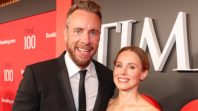 dax shepard and kristen bell smiling on red carpet