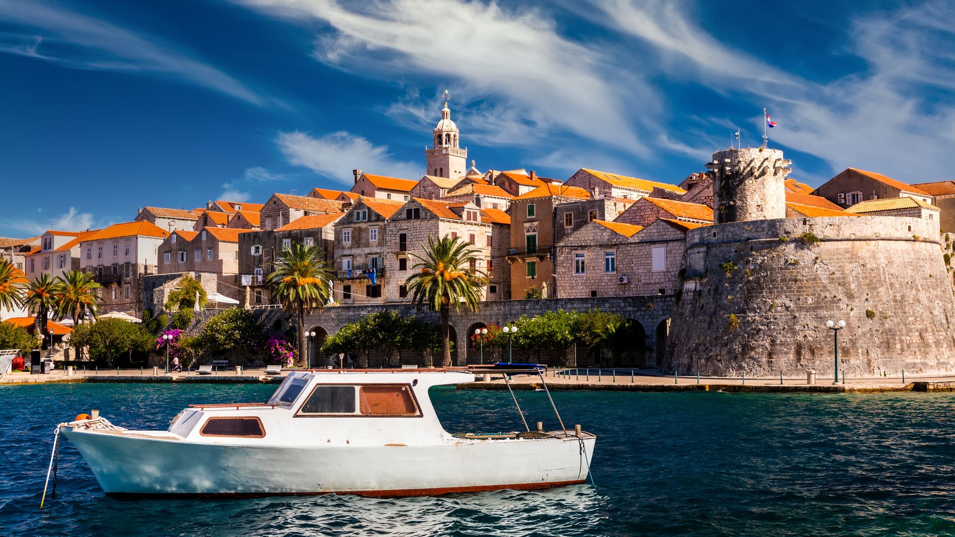Un bateau à l'extérieur d'une ville fortifiée en Croatie