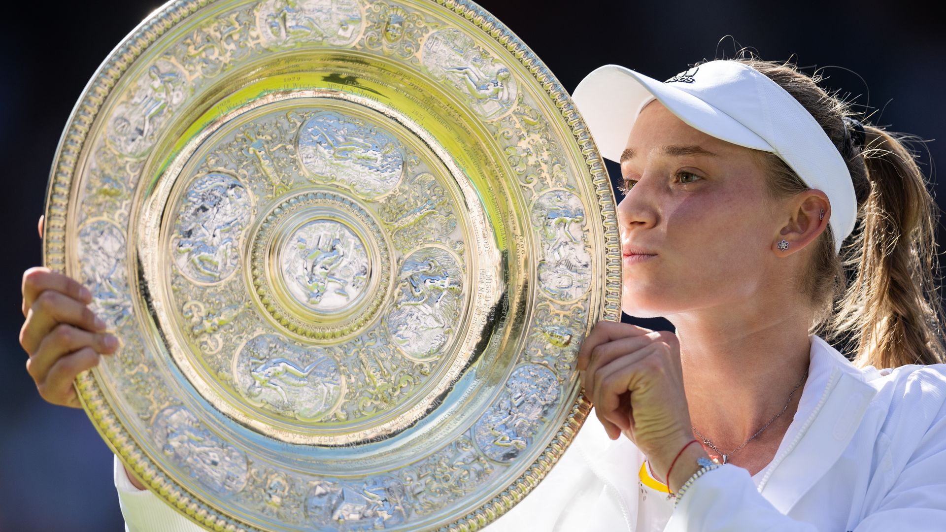 Elena Rybakina kissing the prize plate after winning Wimbledon