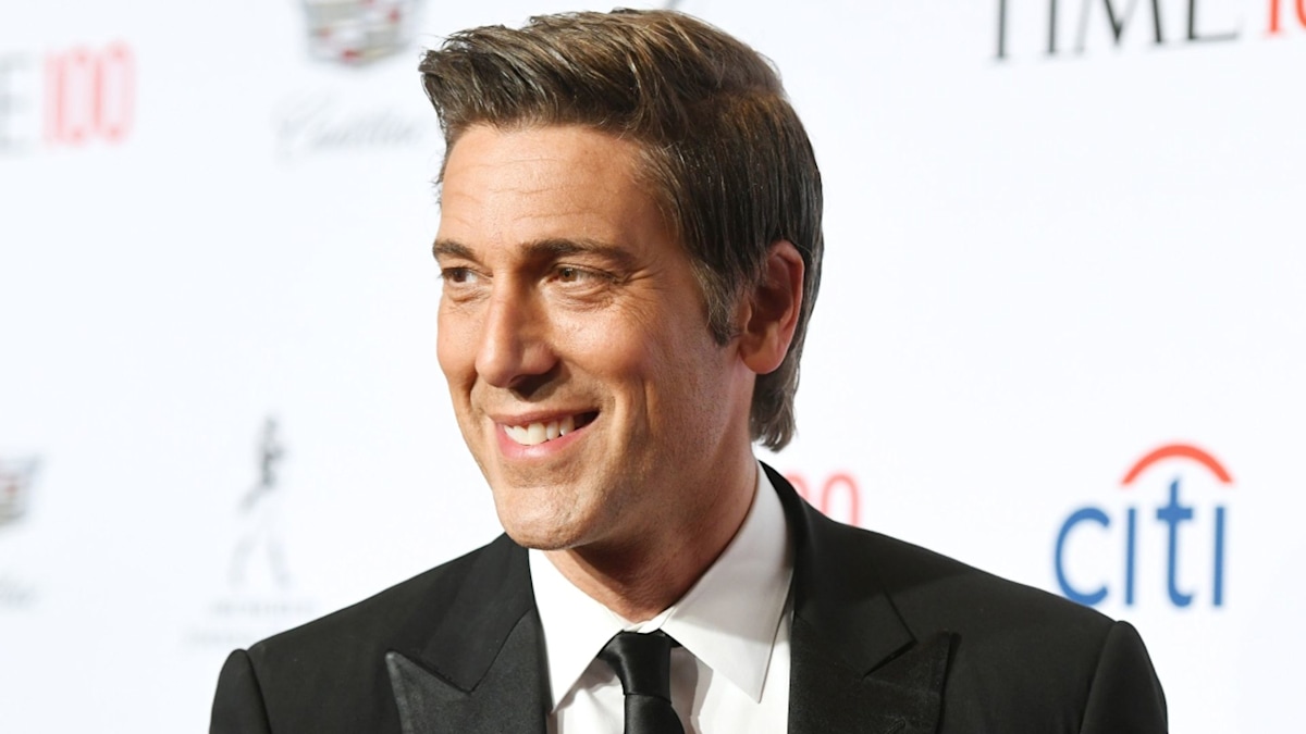 David Muir's waterside shirtless photo alongside 'kid' leaves fans ...