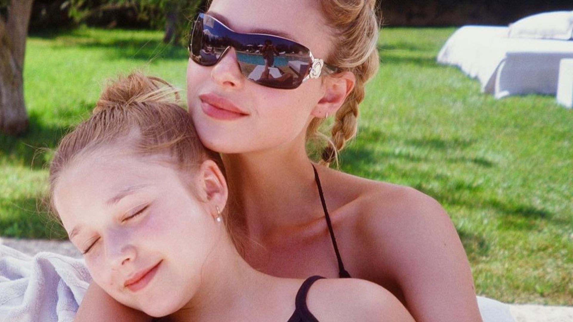 Harper Beckham practices her best pout alongside ‘twin’ Nicola Peltz